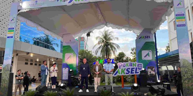 Jajaran Direksi Bank Kalsel, dari kanan, Akhmad Fauzi, Mitra Damayanti dan Abdurahim Fiqry usai membuka resmi Pakan Aksel Bank Kalsel 2025 di Banjarmasin, Jumat (19/12/2025) (poto : fit)