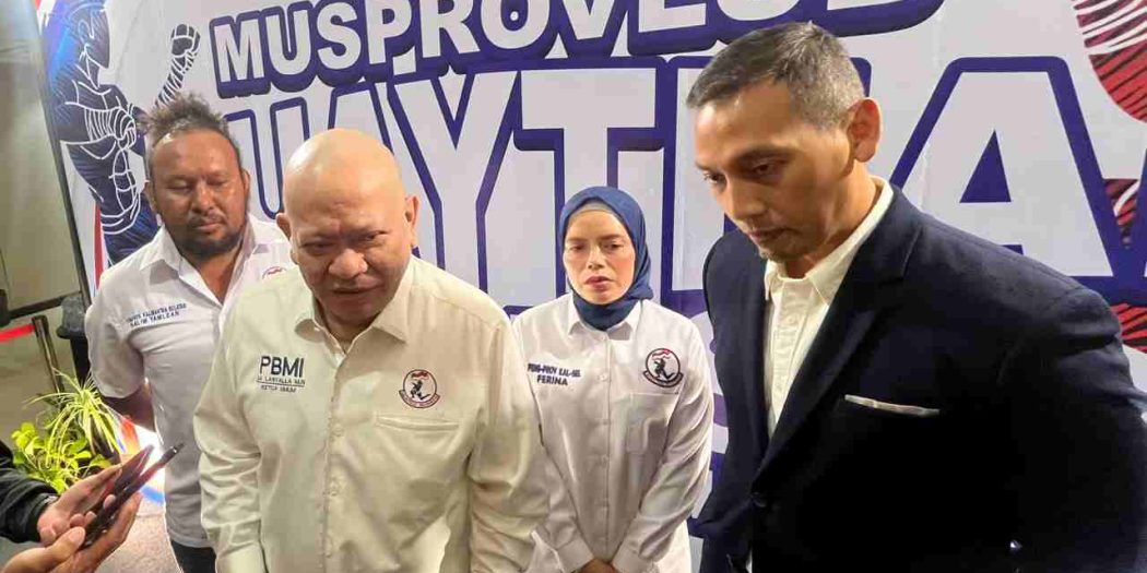 Ketum Pengurus Besar Muaythai Indonesia (PBMI) AA LaNyalla Mahmud Matalitti, memberikan keterangan didampingi, Terima, usai kegiatan, Jumat (15/5/2026) (foto :sat)