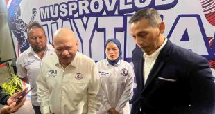 Ketum Pengurus Besar Muaythai Indonesia (PBMI) AA LaNyalla Mahmud Matalitti, memberikan keterangan didampingi, Terima, usai kegiatan, Jumat (15/5/2026) (foto :sat)